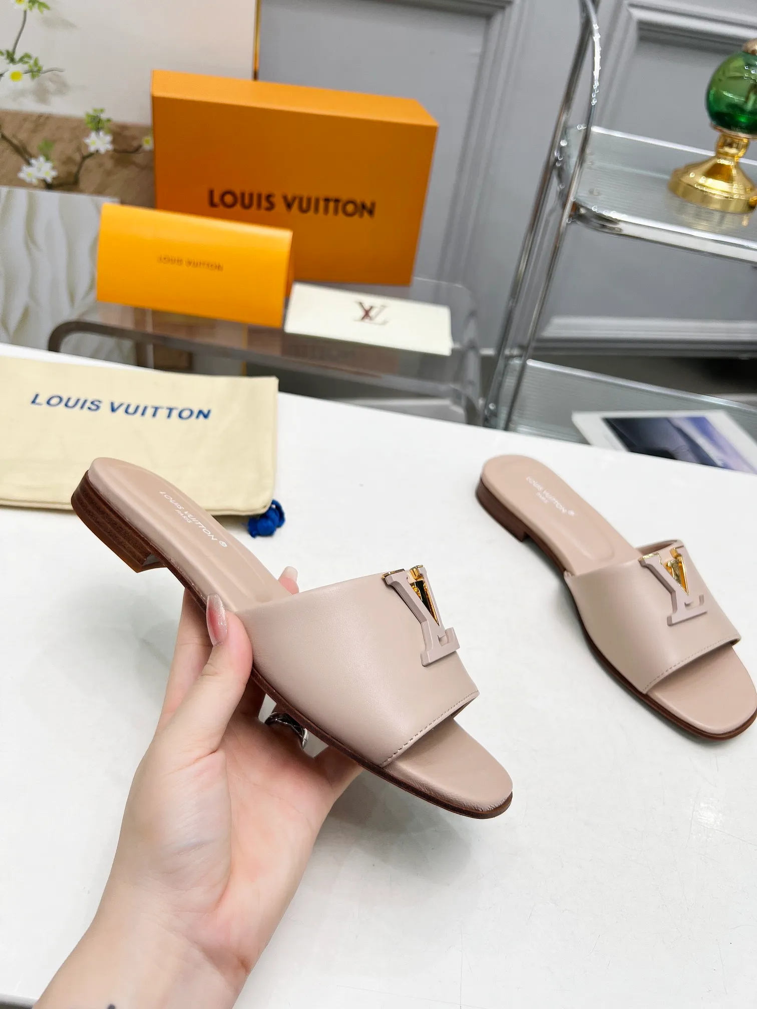 👟👟Ex-factory price 440👟👟Louis Vuitton/Louis Vuitton women's new sandals LV SUNSET COMFORT flat sandals are made of exquisite cowhide and sheepskin lining, the uppers show handicrafts, and are matched with genuine leather soles*@wearing experience. LV logo hardware buckle on upper, size 35-42